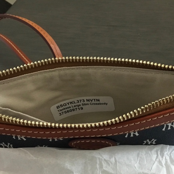 Dooney & Bourke New York Yankees - MLB crossbody purse - Picture 5 of 8